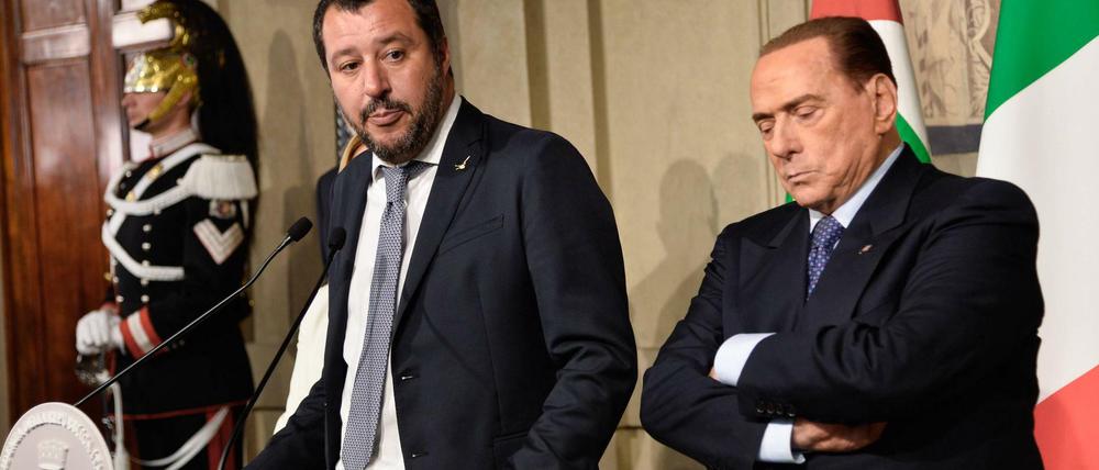 Silvio Berlusconi (r.) hat seine Verweigerungshaltung aufgegeben, die er zuletzt noch neben Matteo Salvini zeigte.