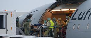 Corona-Patienten werden in Memmingen ins fliegende Lazarett der Luftwaffe gebracht