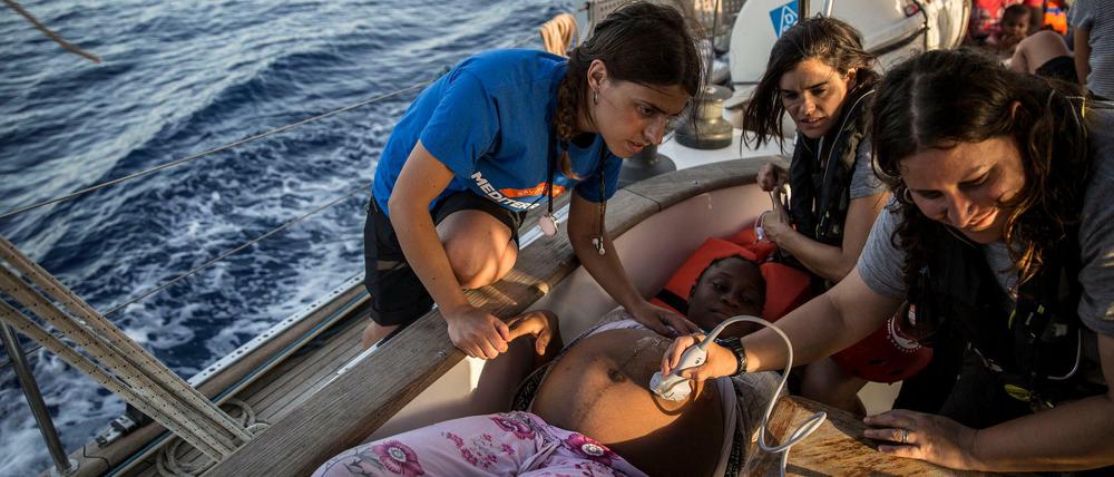Untersuchung einer schwangeren Schiffbrüchigen auf dem Segler des italienischen Seenotrettungsvereins "Mediterranea"
