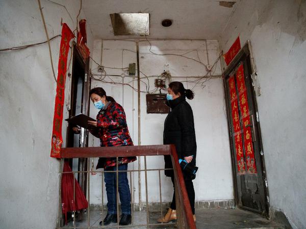 Ein Nachbarschaftskomitee besucht Anwohner in Jiangxi und registriert ihren Reiseverlauf.