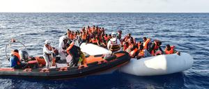 Diese Flüchtlinge wurden am Donnerstag im Mittelmeer gerettet.