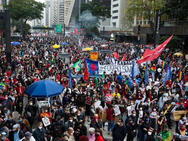 In vielen brasilianischen Städten gingen am Samstag Menschen gegen Bolsonaros Corona-Politik auf die Straße.