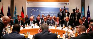 Bundesaußenminister Heiko Maas (Mitte) auf der Libyen-Folgekonferenz mit seinen Amtskollegen. 