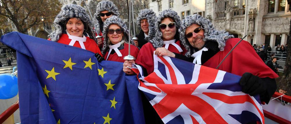 EU-Anhänger demonstrieren vor dem Obersten Gericht. 