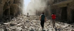 Stadt in Trümmern. Berichten zufolge soll das syrische Regime jetzt auch bunkerbrechende Waffen einsetzen.