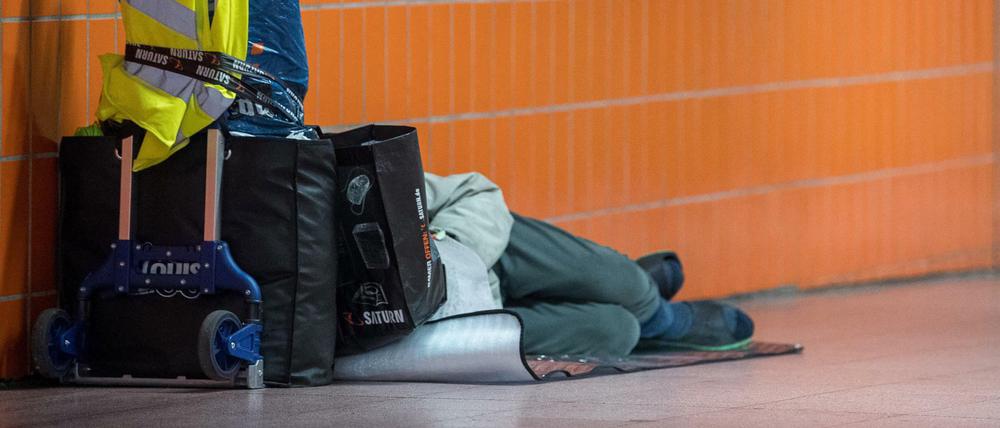 Ein Obdachloser schläft in einer Unterführung in Stuttgart.