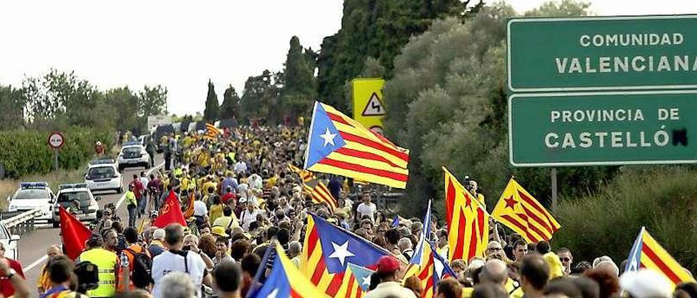 Mit einer Menschenkette demonstrierten zahlreiche Menschen vergangene Woche in der Nähe der Stadt Alcanar für ein unabhängiges Katalonien.