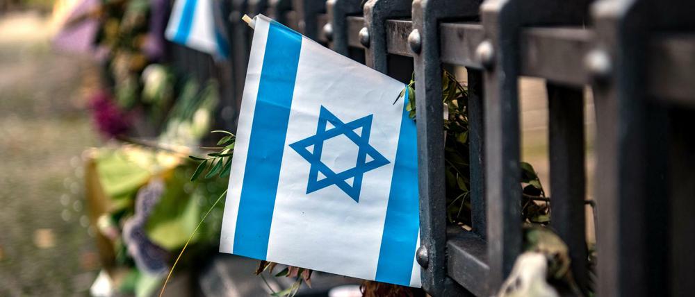 Eine israelische Fahne an einem Gitter vor der Neuen Synagoge in Berlin bei einer Kundgebung gegen Antisemitismus