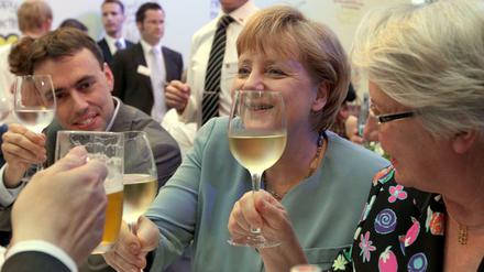 Stößchen: Angela Merkel vergnügt sich 2012 auf der Stallwächter-Party.