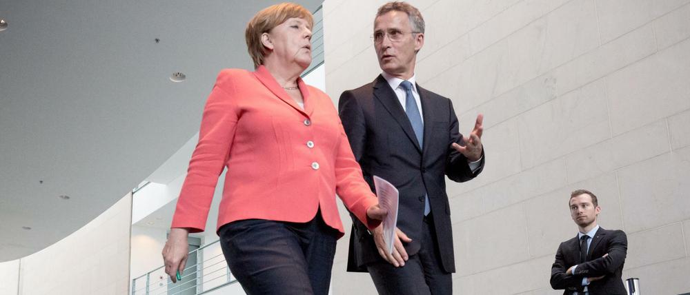 Bundeskanzlerin Angela Merkel (CDU) und Nato-Generalsekretär Jens Stoltenberg wollen Gesprächskanäle mit Russland offenhalten.
