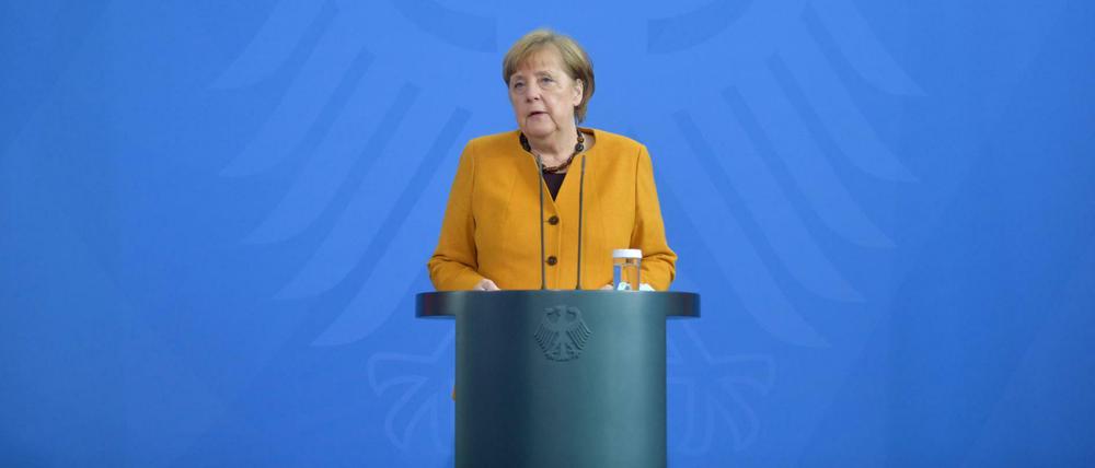 Bundeskanzlerin Angela Merkel (CDU) gibt nach Gesprächen per Videokonferenz mit den Ministerpräsidenten eine Erklärung ab.