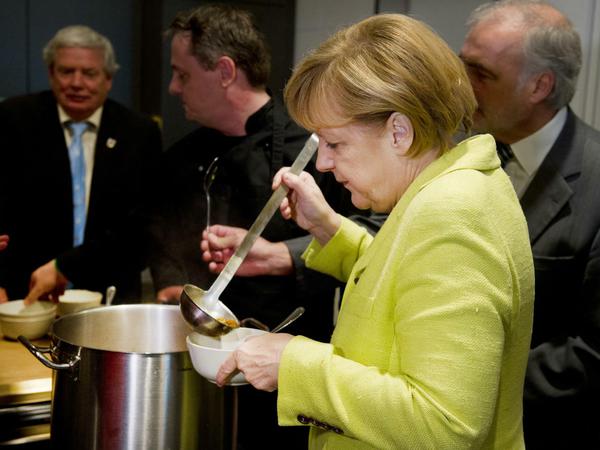 Enge Bindung? Bundeskanzlerin Angela Merkel (CDU) eröffnet ein Senioren-Aktivzentrums der Volkssolidarität.