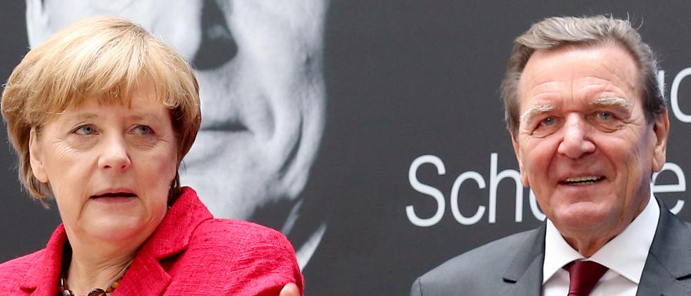 Bundeskanzlerin Angela Merkel (CDU) stellt 2015 die Biografie von Vorgänger Gerhard Schröder (SPD) vor.
