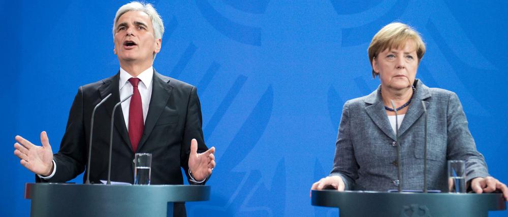 Österreichs Bundeskanzler Werner Faymann (SPÖ; hier bei einer Pressekonferenz mit der deutschen Kanzlerin Angela Merkel) verteidigt die Obergrenzen für Flüchtlinge in seinem Land gegenüber Kritik aus Deutschland. 