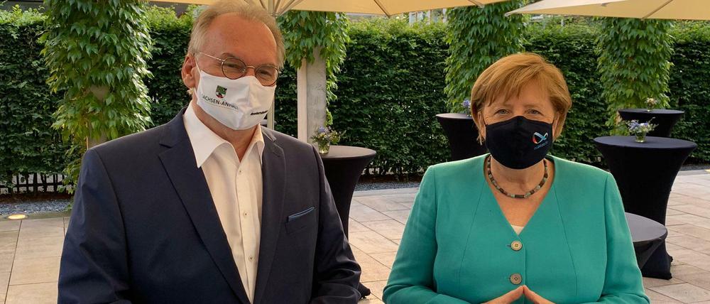 Bundeskanzlerin Angela Merkel und Reiner Haseloff, der Ministerpräsident Sachsen-Anhalts.