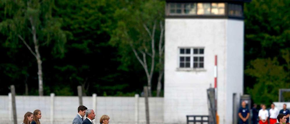 Angela Merkel ist als erster Bundeskanzler der Bundesrepublik zu Besuch im KZ Dachau. 