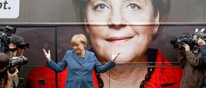 Angela Merkel weiht Wahlkampfbus ein, redet aber sonst nicht viel über die Bayern-Wahl, Seehofer oder den Koalitionspartner FDP.