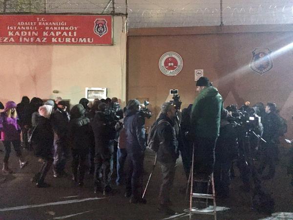 Zahlreiche Journalisten warten vor dem Frauengefängnis im Stadtteil Bakirköy in Istanbul auf die Freilassung von Mesale Tolu. 