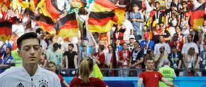 Die deutschen Farben verlassen - oder aberkannt? Mesut Özil vor einem Länderspiel, noch im Nationaltrikot.