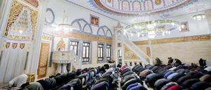Gläubige beten beim Freitagsgebet in der Mevlana-Moschee in Kreuzberg. 