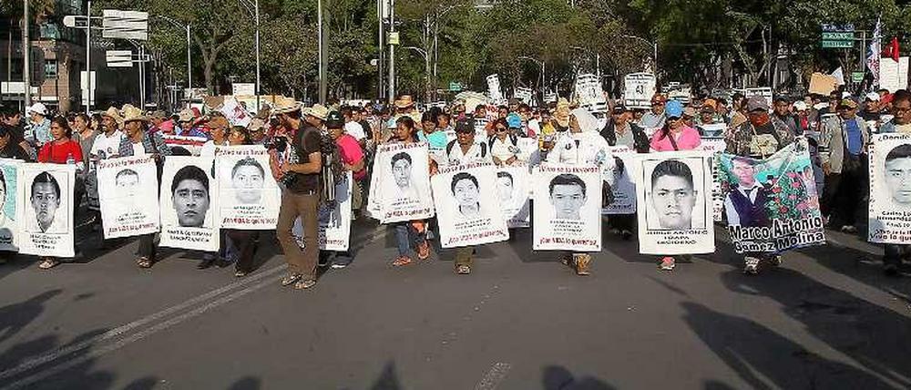 Verschleppt, ermordet, verbrannt. In Mexiko demonstrierten am Donnerstag Tausende Menschen gegen den Mord an Dutzenden Studenten.