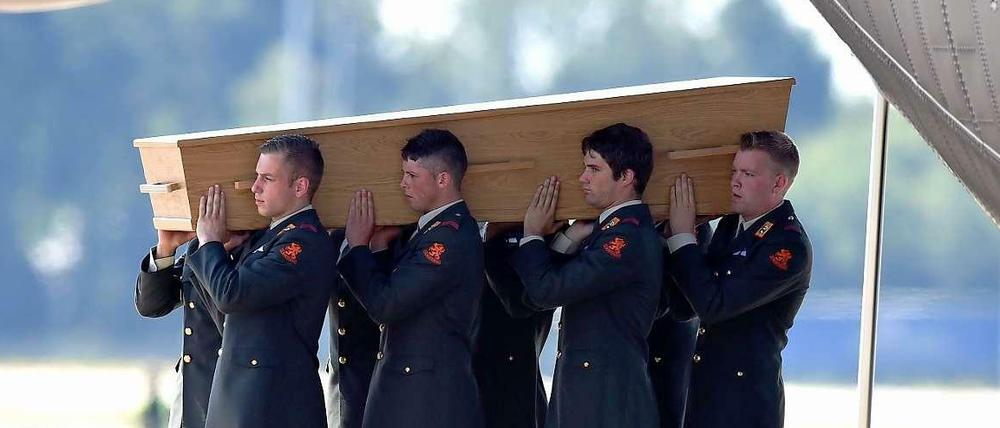 Die ersten Leichen der MH17-Katastrophe waren am Mittwoch in Eindhoven eingetroffen