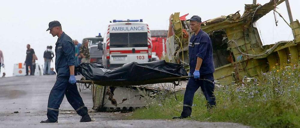 An der Absturzstelle von Flug MH17 in der Ukraine bergen Rettungskräfte die Toten.