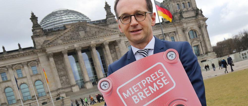 Noch-Bundesjustizminister Heiko Maas (SPD) mit symbolischer Werbung für das SPD-Musterprojekt 
