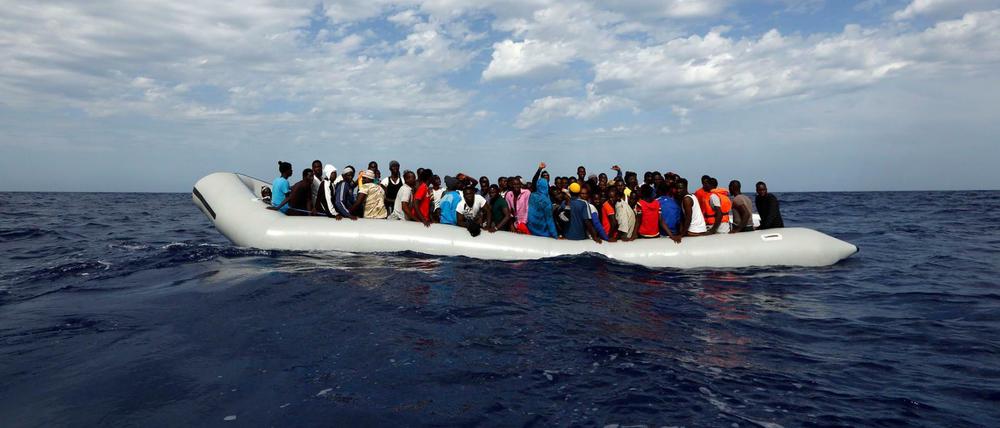 Flüchtlinge in einem Schlauchboot auf dem Mittelmeer.