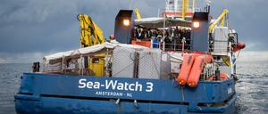 Gerettete Migranten und Besatzungsmitglieder an Bord der Sea-Watch 3.
