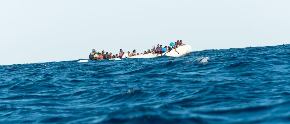 Gefahr in Verzug. Menschen in einem Schlauchboot warten im Januar vor der libyschen Küste auf den Rettungseinsatz von SOS Mediterranee und der italienischen Küstenwache. 