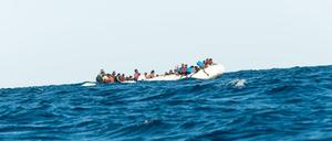 Flüchtlinge auf einem Schlauchboot auf dem Mittelmeer (Archivbild von 2018)