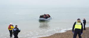 Ein Boot mit Flüchtlingen kommt in England an. (Archivbild)