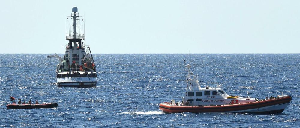 Italienische Behördenschiffe umkreisen die „Open Arms“.