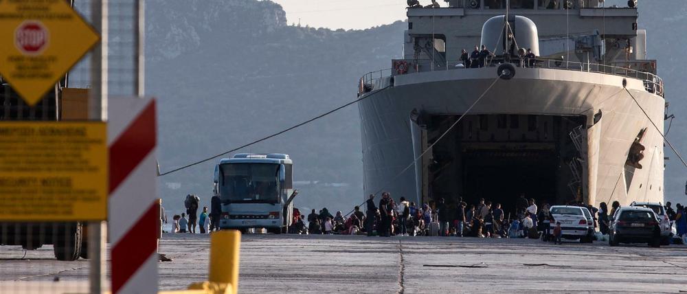 Flüchtlinge warten am vergangenen Samstag nach ihrer Ankunft im Hafen von Elefsina, Griechenland. Anschließend wurden sie ans griechische Festland gebracht. 