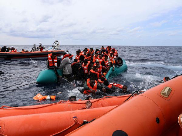 Um die Einwanderung aus Libyen über das Mittelmeer einzudämmen, befürwortet Europa eine Demokratisierung Libyens.