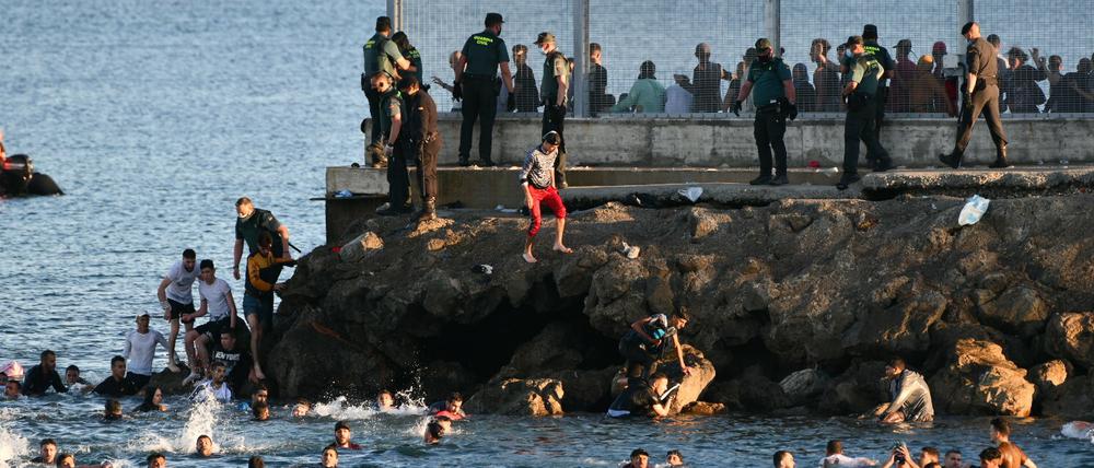 Migranten schwimmen von der marokkanischen Stadt Fnideq aus zur spanischen Nordafrika-Exklave Ceuta.