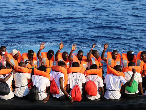 Gerettet. Hunderte Migranten wurden von der "Ocean Viking" bereits in Sicherheit gebracht.