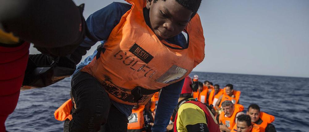 Migranten in einem Schlauchboot werden vor der Küste Libyens von der Hilfsorganisation Proactiva Open Arms, eine spanische Nichtregierungsorganisation, gerettet.