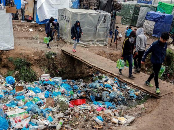 Rund um das Lager Moria türmt sich der Müll. Die sanitären Verhältnisse sind katastrophal.