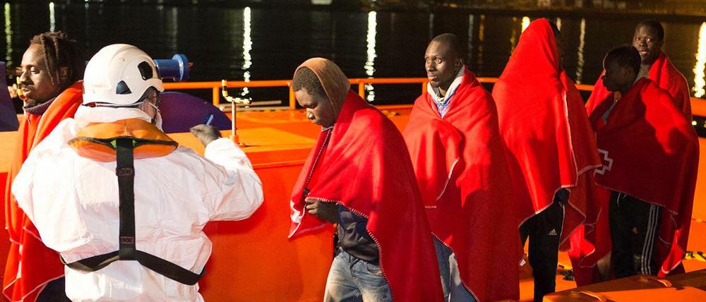 Afrikanische Flüchtlinge kommen in Spanien an. Die spanische Küstenwache hatte sie auf dem Mittelmeer gerettet.