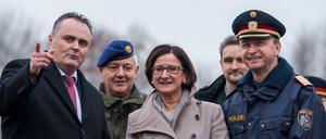Österreichs Innenministerin Johanna Mikl-Leitner (Mitte) besucht die österreichisch-slowenische Grenze.  