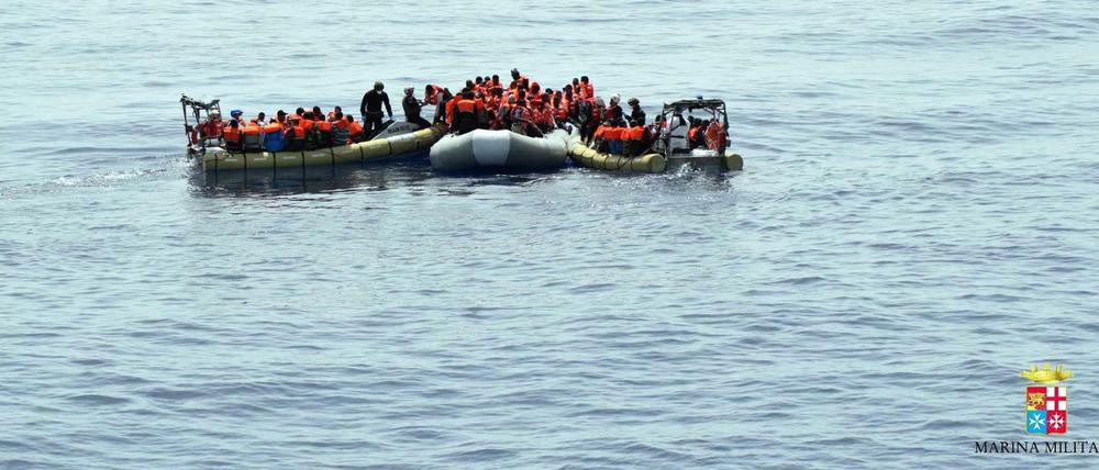 Gerettete Migranten im Mittelmeer, hier auf einem Bild, das von der italienischen Marine veröffentlicht wurde. 