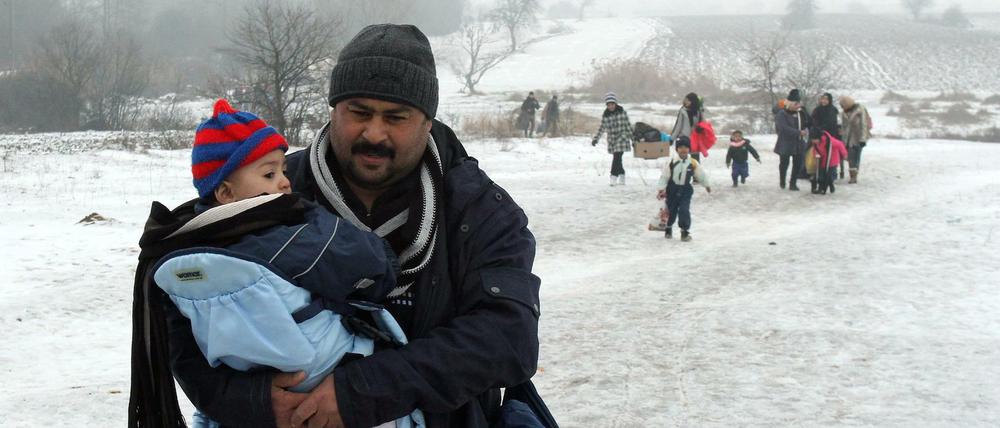 Flüchtlinge machen sich trotz Kälte auf den Weg.