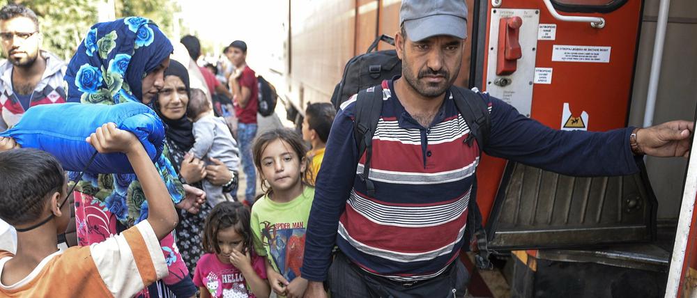 Flüchtlinge aus der umkämpften Stadt Aleppo in Syrien besteigen in Mazedonien einen Zug nach Serbien. 