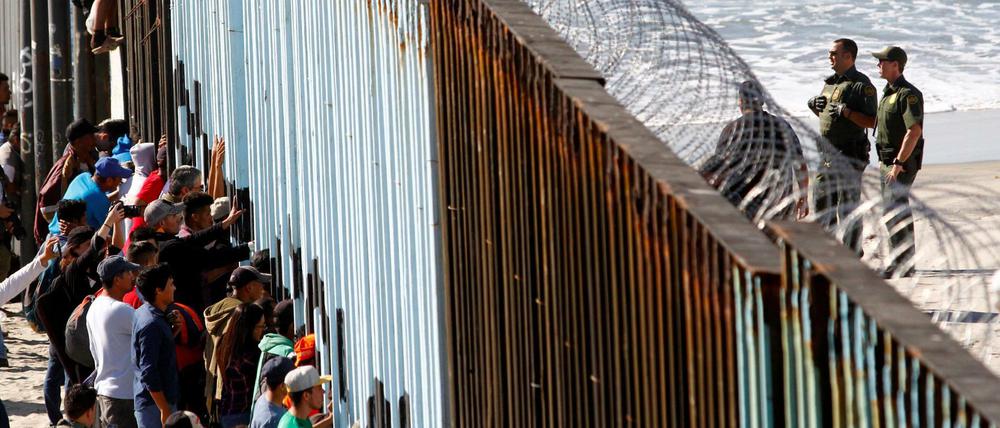 Der Grenzzaun zwischen Mexiko und den USA verhindert einen Übertritt der Migranten. US-Grenzschützer rüsteten mit Stacheldraht auf.