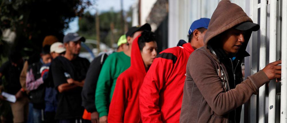 Migranten stehen vor ihrer temporären Unterkunft in Tijuana.