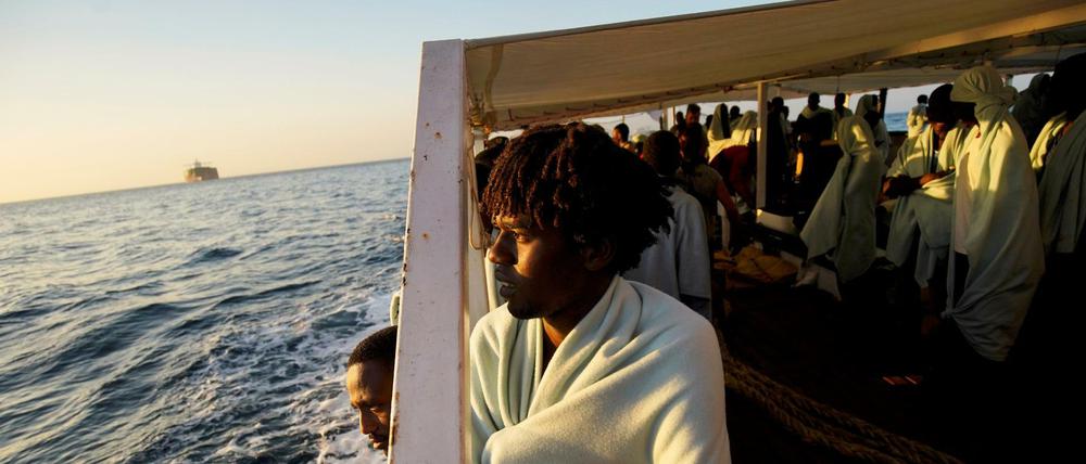 Flüchtlinge stehen auf einem Rettungsboot der Nichtregierungsorganisation "Proactiva Open Arms" und fahren in den Hafen von Algeciras in Südspanien.
