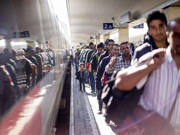Flüchtlinge am Wiener Westbahnhof auf dem Weg nach Deutschland. Am Sonntag gab Österreich bekannt, die Notmaßnahmen schrittweise zurückzufahren.