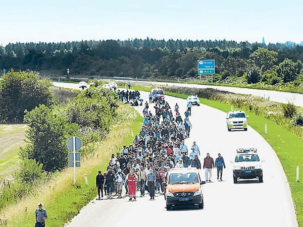 In Schweden gelten Aufnahme und Integration als gescheitert. Migranten 2015 auf einer schwedischen Autobahn. 